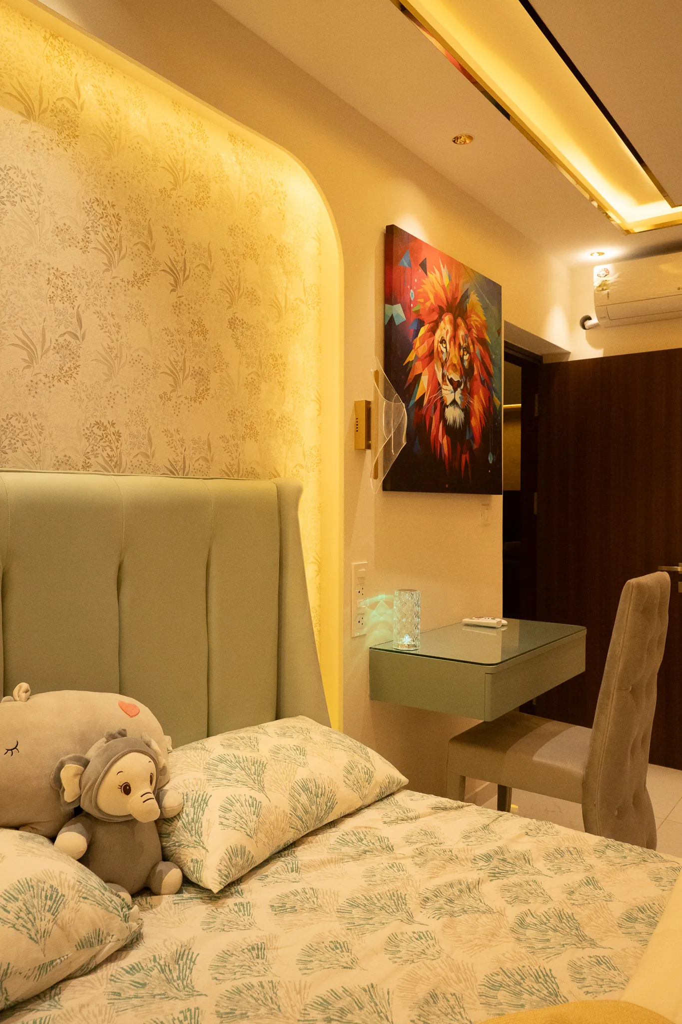 Kids' bedroom with arched niche and wall-mounted desk — Divyarjuna